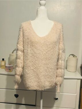 Bella Amore ligh pink Fuzzy V‑Neck Sweater size  L made in Italy